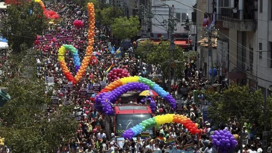 Miles de personas celebran el Día del Orgullo Gay en Berlín