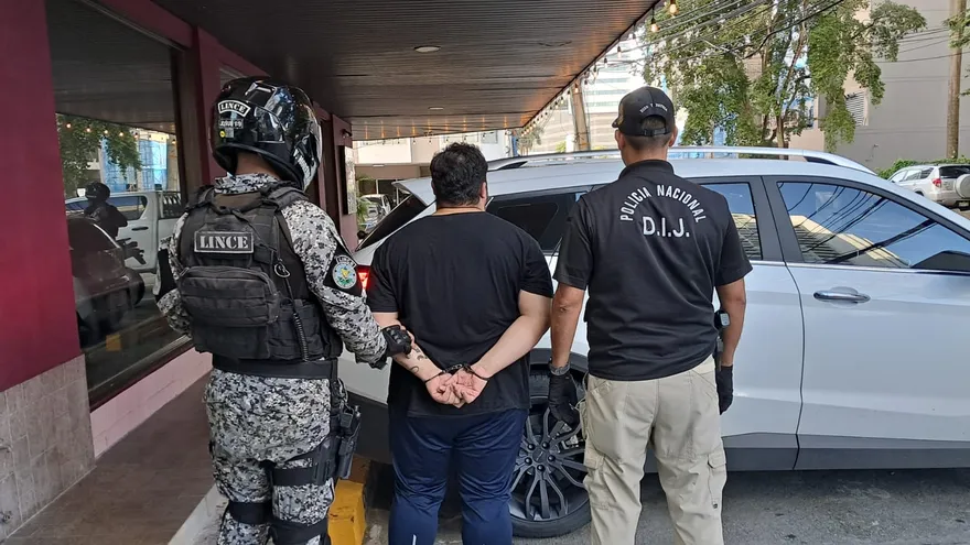 Aprehenden a 8 vinculados en esquema que vació cuentas bancarias con reembolsos ficticios por más de $591 mil.