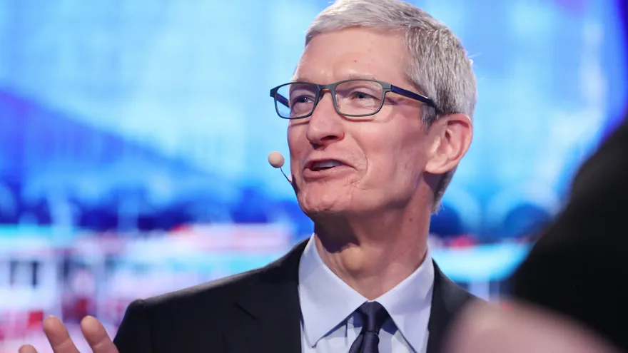 La firma tecnológica Apple obligó este año a que su consejero delegado, Tim Cook, viaje en avión privado en sus desplazamientos de negocios y personales, además de casi duplicarse el sueldo, según publican hoy medios locales.