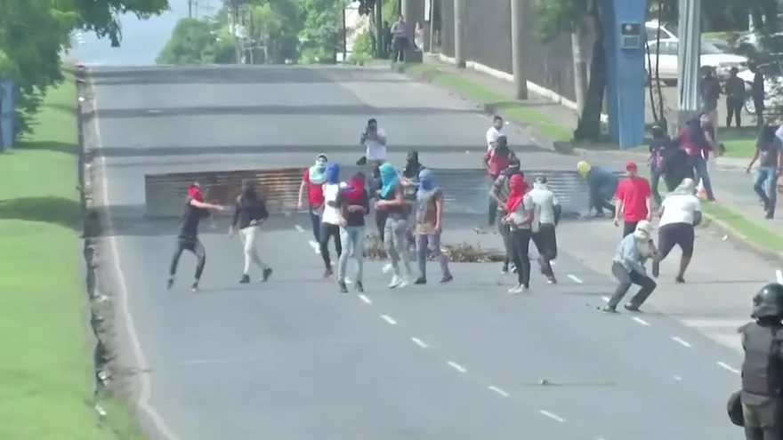 Estudiantes de la UP reaccionan tras violentas protestas