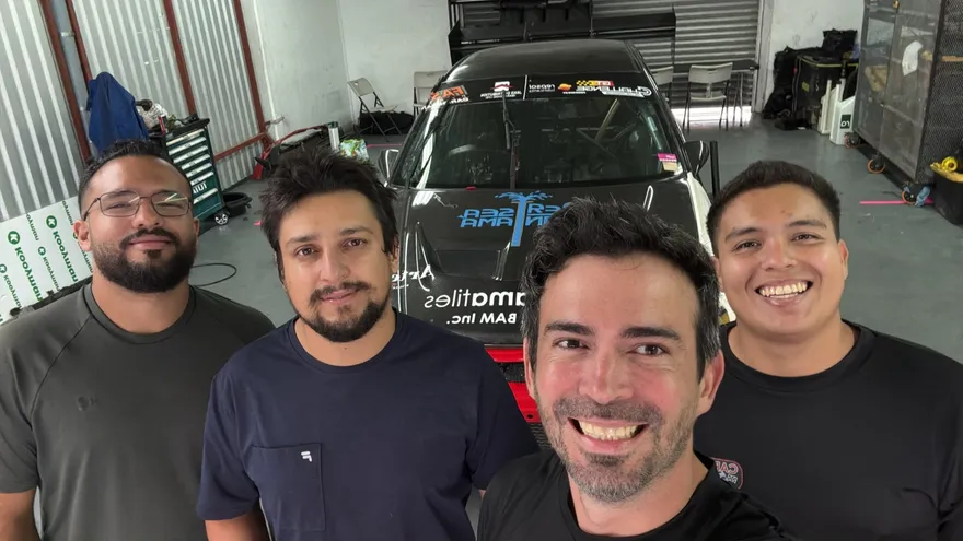 El vehículo EVO VI, del piloto panameño David Carballeda, fue revisado por miembros de su equipo de trabajo