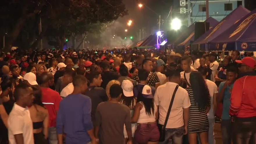 Reinas de la capital hacen el entierro de la sardina