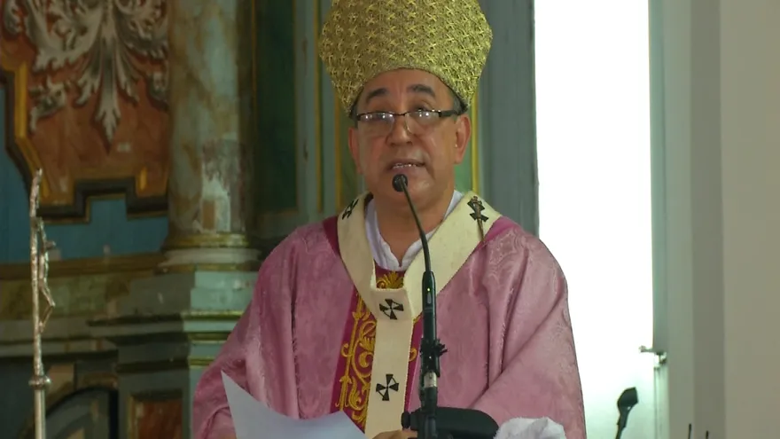 Ulloa critica a corruptos y "ladrones de cuello blanco"