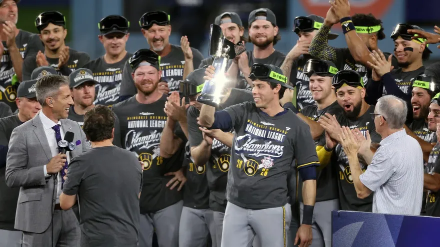Jugadores de los Cerveceros celebran con el trofeo Warren C. Giles que se otorga al equipo campeón de la Liga Nacional