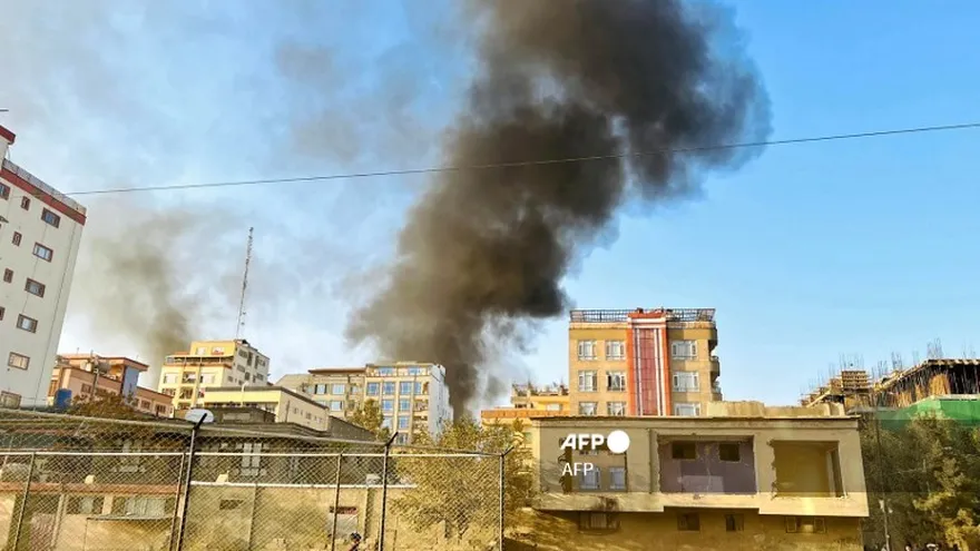 Se eleva humo desde el lugar de las explosiones en Kabul el 15 de octubre de 2025, en medio de intensos enfrentamientos fronterizos entre Afganistán y Pakistán. Dos explosiones se escucharon en el centro de Kabul la noche del 15 de octubre, informaron periodistas de AFP, con Afganistán en vilo tras los enfrentamientos fronterizos con Pakistán de la última semana.