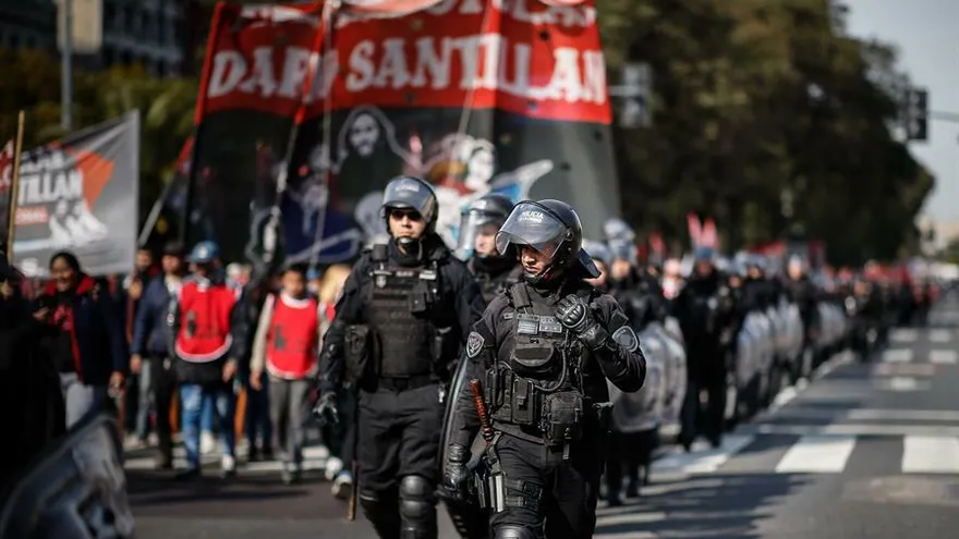 Argentinos se manifiestan debido a la inestabilidad económica