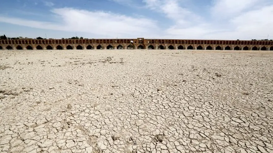 Una vista general muestra el puente "Si-o-Se Pol" (puente 33 Arches) sobre el río Zayandeh Rud en Isfahan
