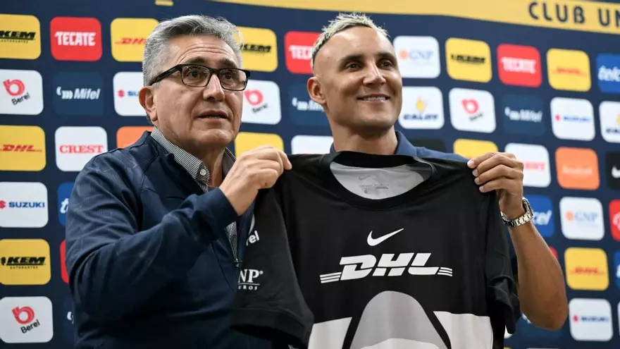 Keylor Navas (d) junto al presidente de Pumas, Luis González (i)