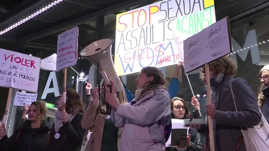 Manifestación de feministas contra Polanski en París