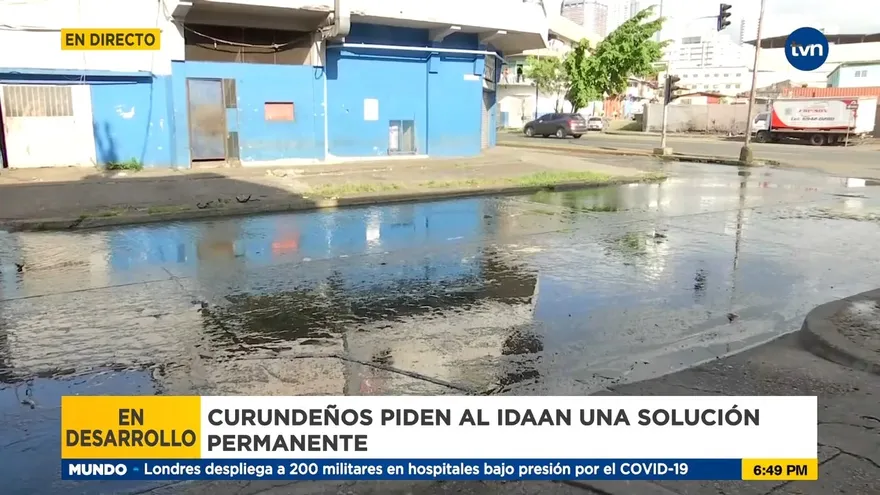 Aguas contaminadas corren por las calles de Curundú