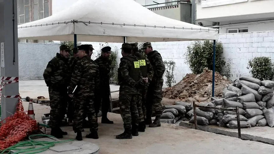 Grecia evacúa a 70.000 personas para desactivar bomba