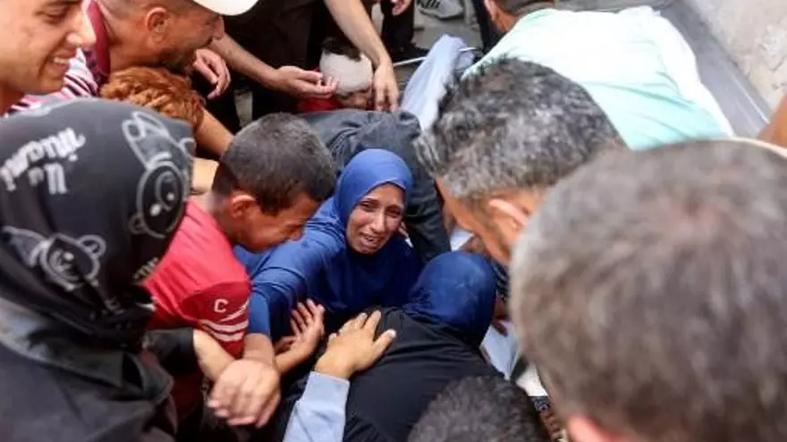 Personas lloran en medio de los bombardeos de Israel. Foto ilustrativa