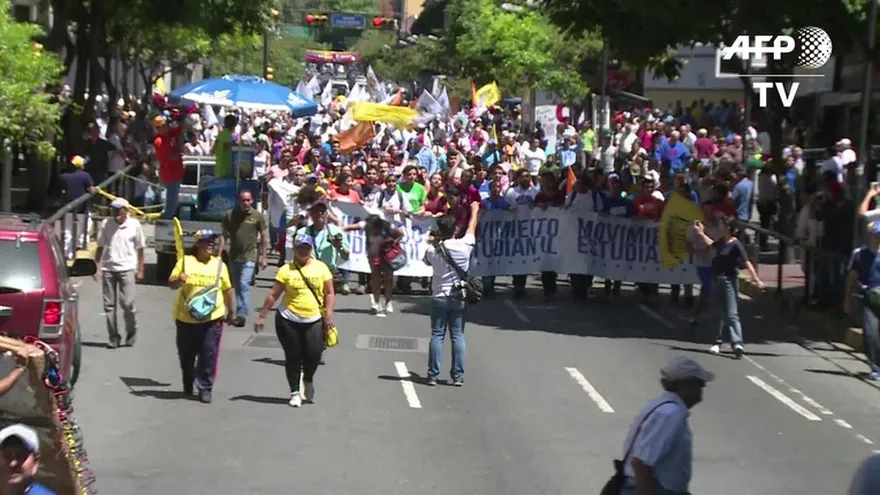 Oposición y chavismo venezolanos salen a las calles