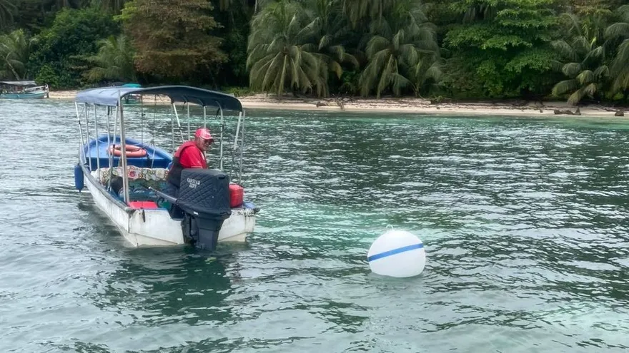 Instalación de boyas en Cayo Zapatilla N.º 2