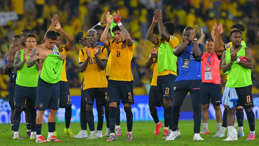 Jugadores de la Selección de Ecuador saludan a sus fanáticos
