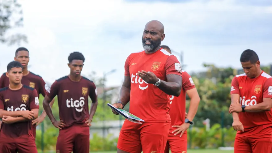 Felipe Baly, director técnico de la Selección Sub-19 de Panamá, habla con los miembros del equipo en un entrenamiento