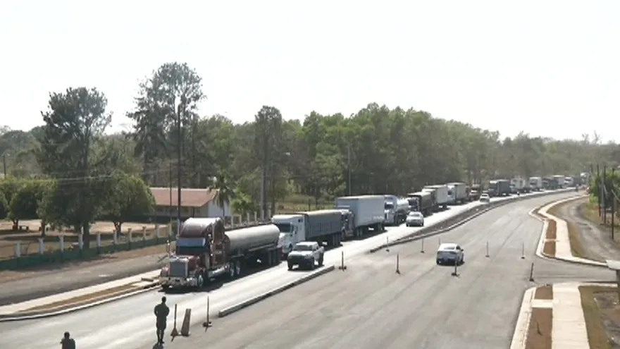 Transportistas de carga siguen en paro