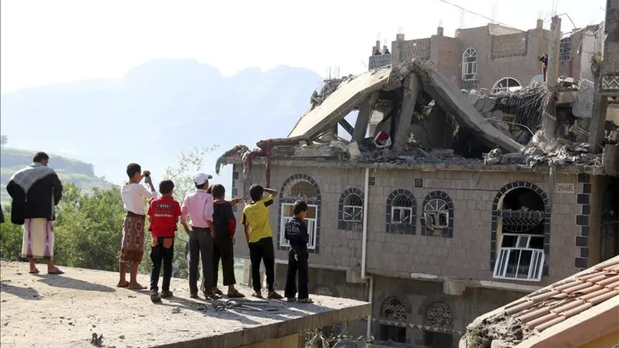 Varios yemeníes inspeccionan un edificio tras un bombardeo contra un edificio del centro de la ciudad de Ibb hoy, 17 de agosto de 2015