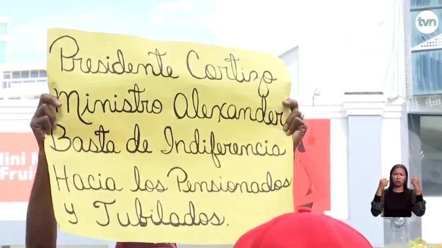 Jubilados realizan protesta a las afueras del MEF