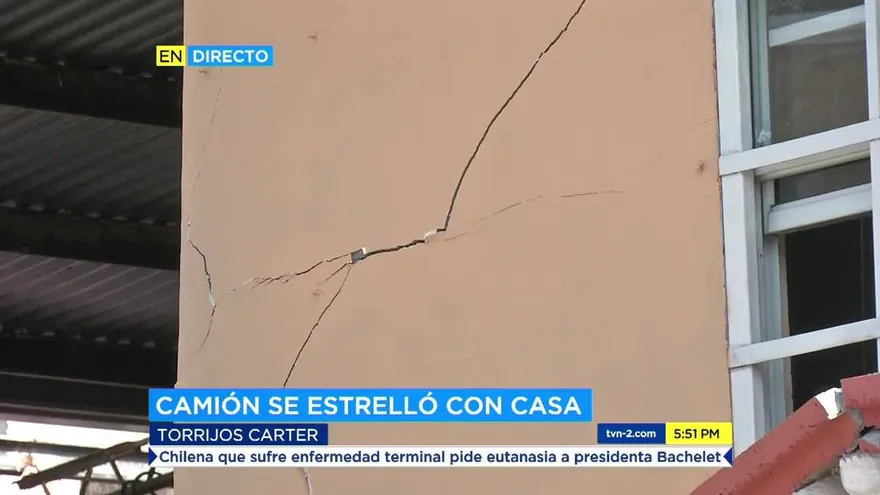 Camión choca con residencia en Cerro Batea