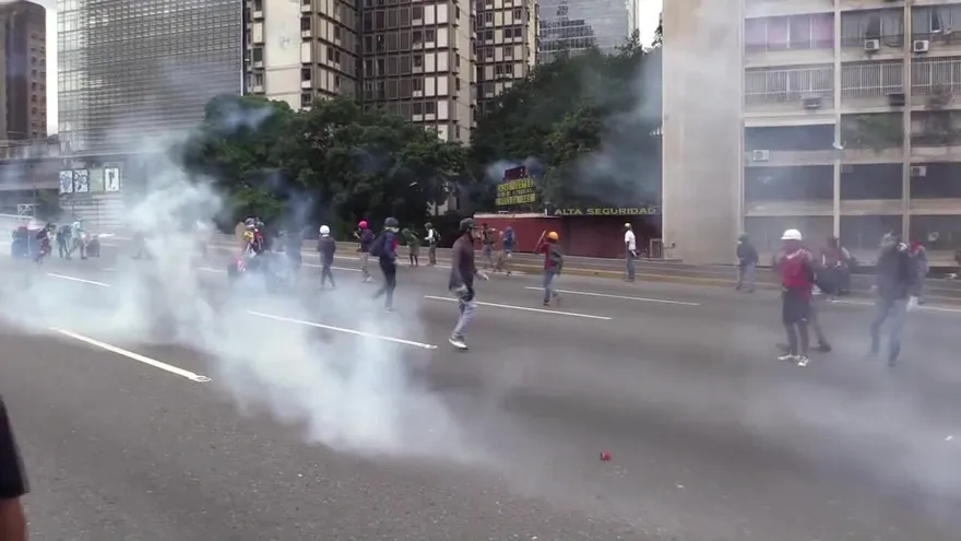 Protestas en Venezuela terminan de nuevo con gases