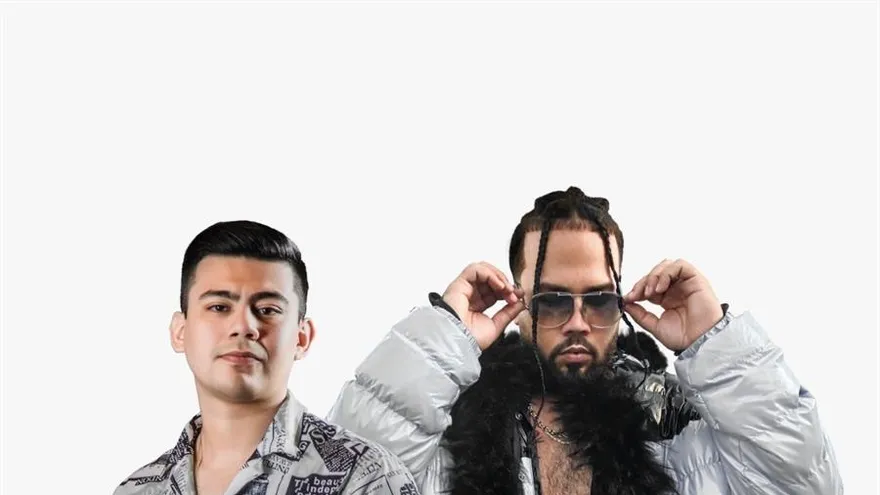 Fotografía cedida por Universal Music que muestra al cantautor mexicano Gustavo Palafox (i) y al reguetonero puertorriqueño Brray (d).