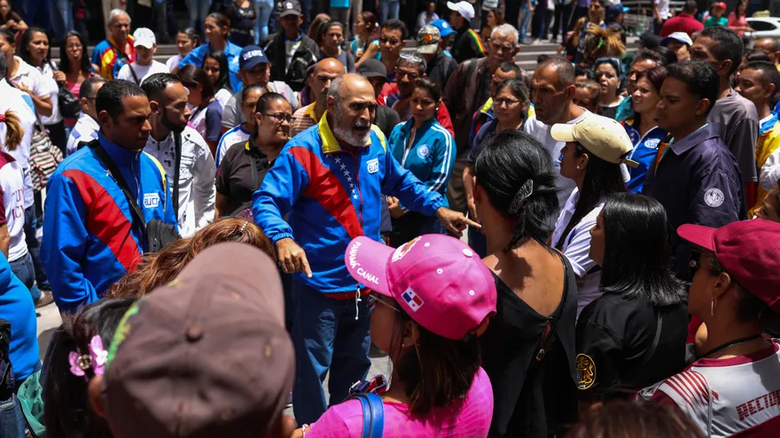 Los docentes y trabajadores de otros sectores dependientes del Estado mantienen desde junio pasado protestas por incrementos salariales