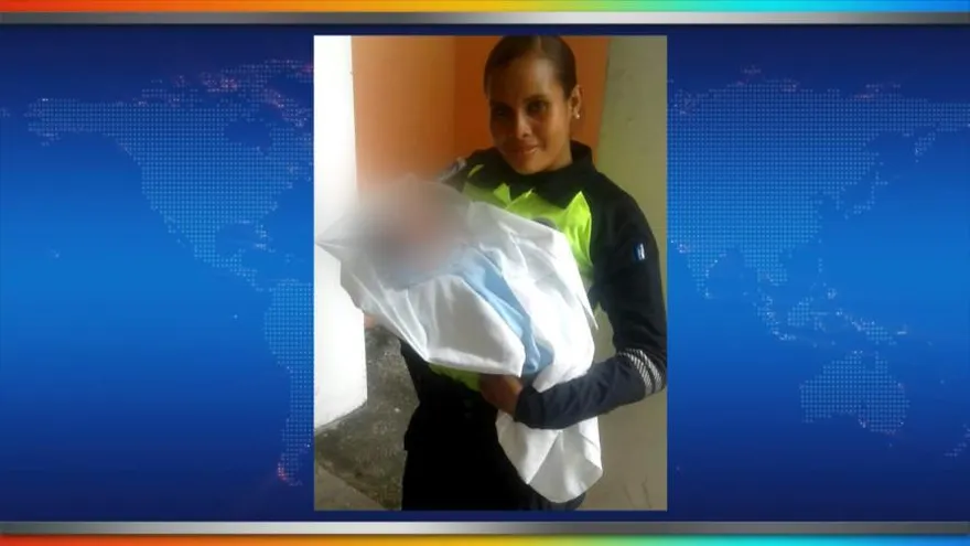 Policía cargando al bebé luego de ser rescatada.