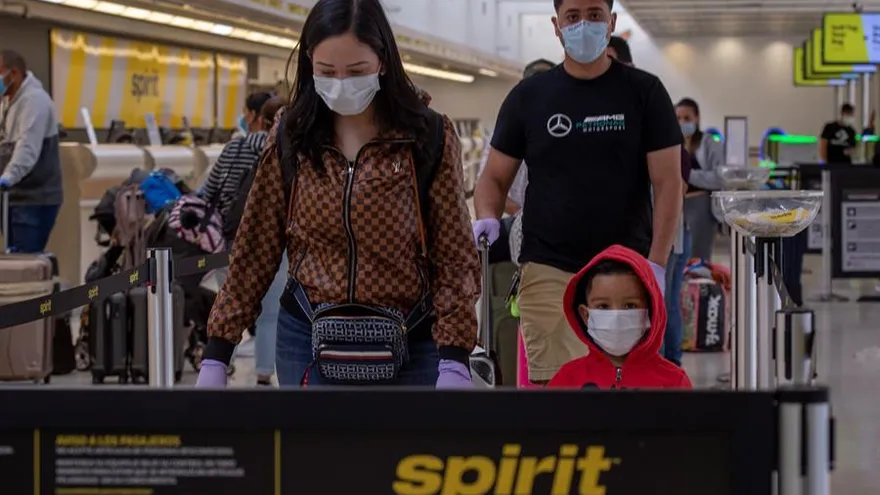 Un grupo de ciudadanos y residentes de Honduras varados en Estados Unidos por el coronavirus esperan en fila para subir a un avión en el Aeropuerto Internacional de Fort Lauderdale.