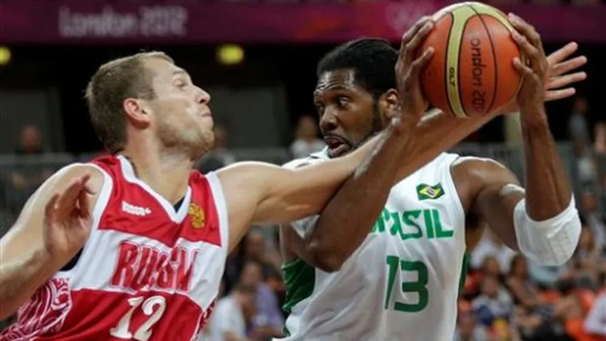 Rusia vence a Brasil y sigue invicto en baloncesto