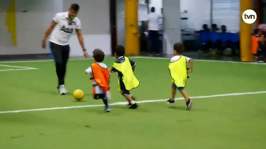 ¿Sabes a que edad puedes enseñarle a tu hijo a jugar al fútbol?