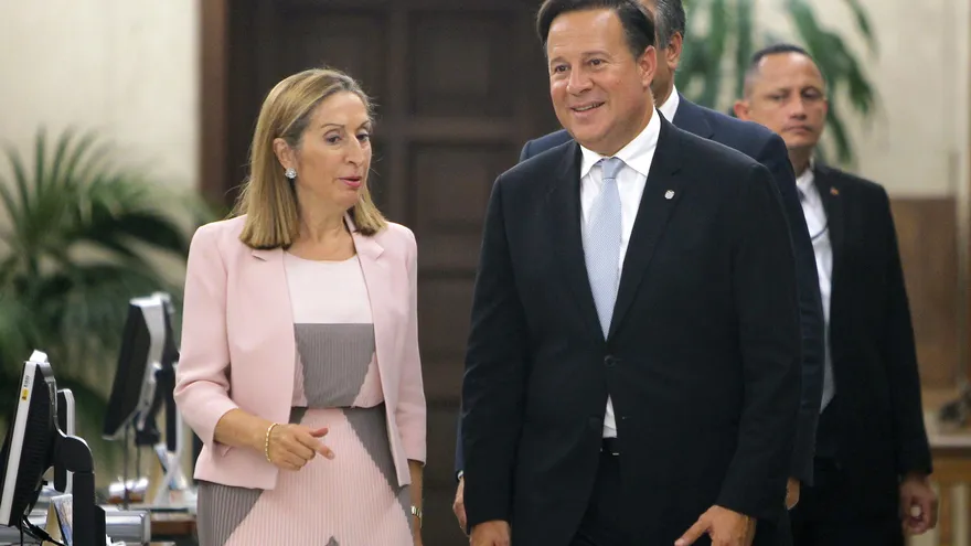 La ministra española de Fomento Ana Pastor (i) y el presidente de Panamá, Juan Carlos Varela