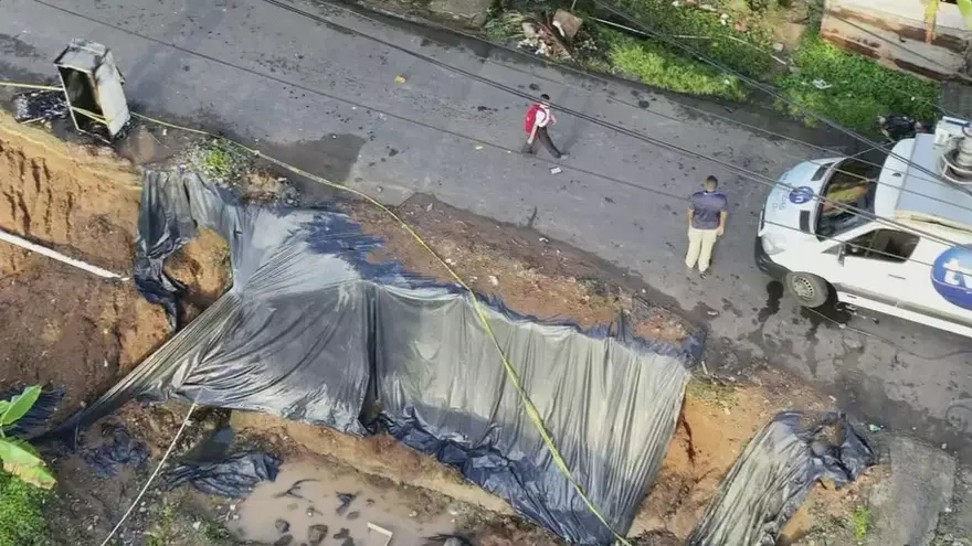 La calle se encuentra en muy malas condiciones y en cualquier momento puede colapsar