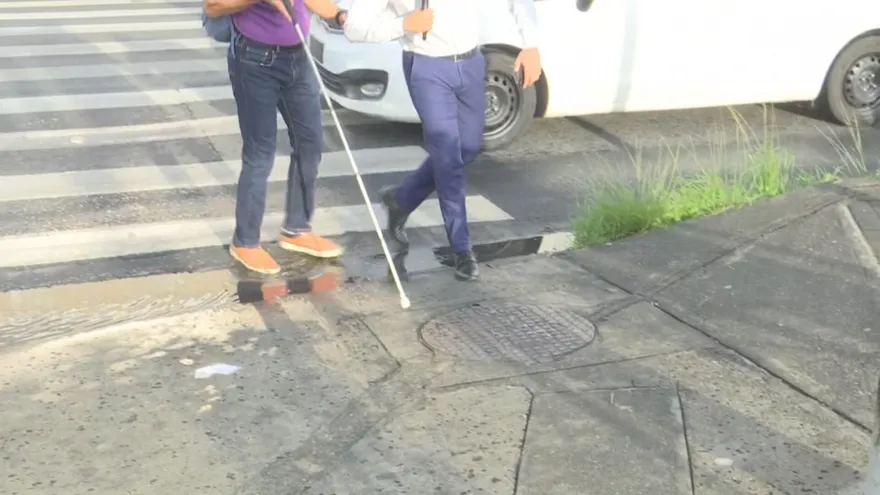 Personas con discapacidad enfrentan peligrosos retos en la ciudad
