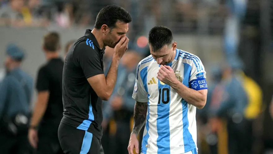 Lionel Scaloni (i) gana con Lionel Messi (d)