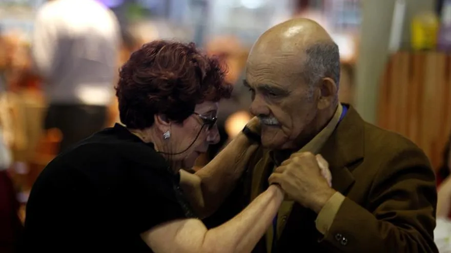 Un conjunto de grupos musicales de milongas acompañados por orquestas y animadores recorrerá hoy distintos puntos de la capital uruguaya a modo de cierre por los festejos de los 100 años del famoso tango "La Cumparsita", compuesto por el uruguayo Gerardo Matos Rodríguez.