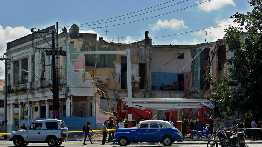 Vista general de un edificio que se derrumbó y causó la muerte de un hombre este jueves, en la esquina de Calzada del Cerro y Avenida Boyeros en La Habana (Cuba), según fuentes oficiales