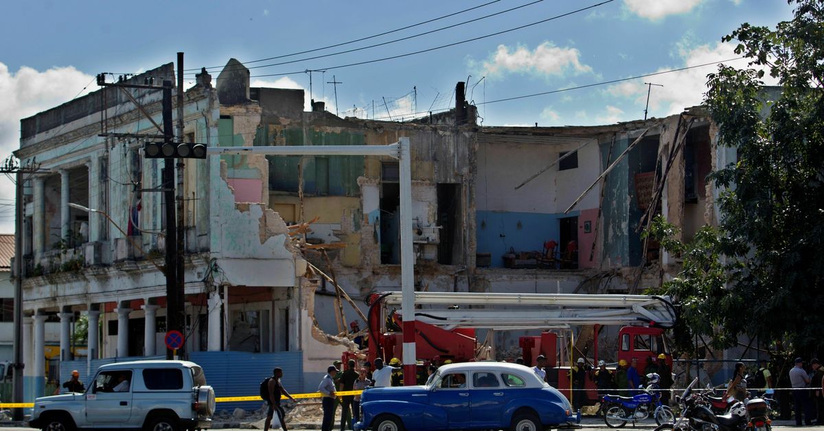 Al menos un fallecido por el derrumbe parcial de un edificio en La ...