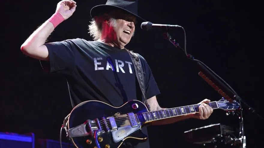 En la imagen, el legendario cantante y compositor canadiense Neil Young