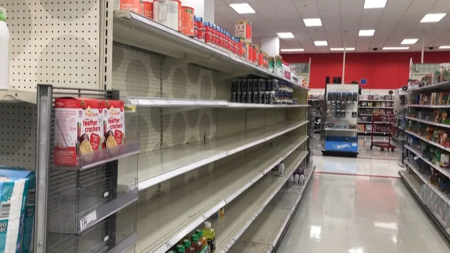 Continúa la escasez de leche en polvo para bebés en Estados Unidos.