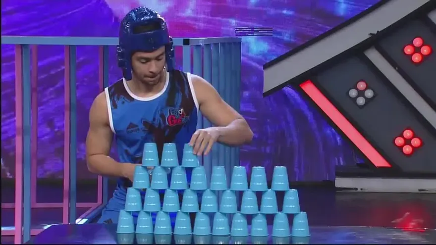 Batalla rápida entre los guerreros para armar la Torre de Vasos