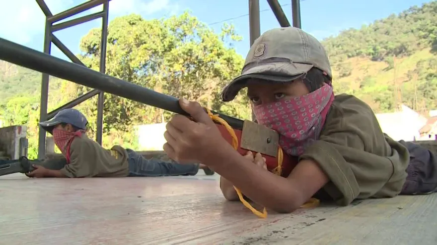 Niños mexicanos aprenden a usar armas largas para defenderse de narcotraficantes