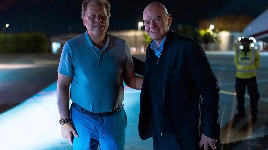 Gianni Infantino junto al presidente de la Federación Colombiana de Fútbol