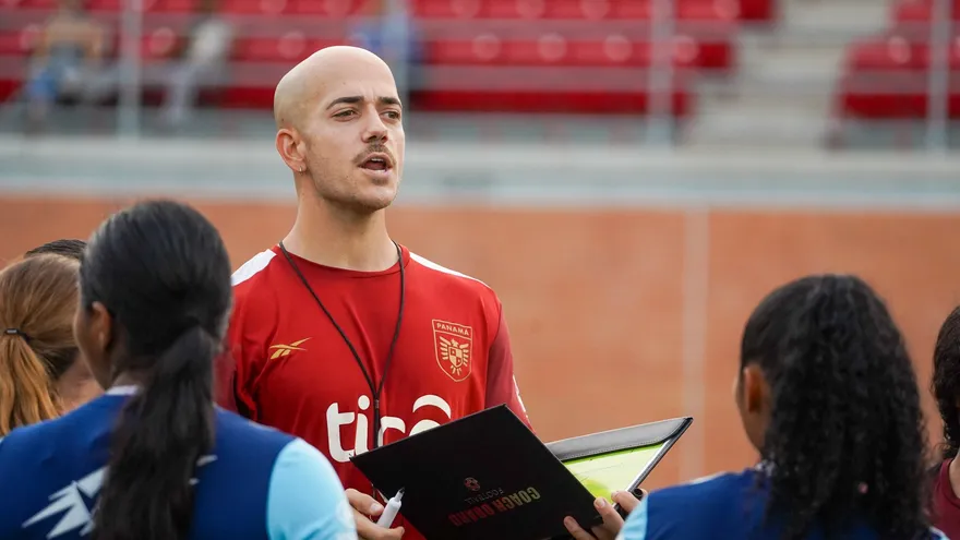 Gerard Aubí, director técnico de la Selección Femenina Sub-17 de Panamá, da indicaciones a las jugadoras