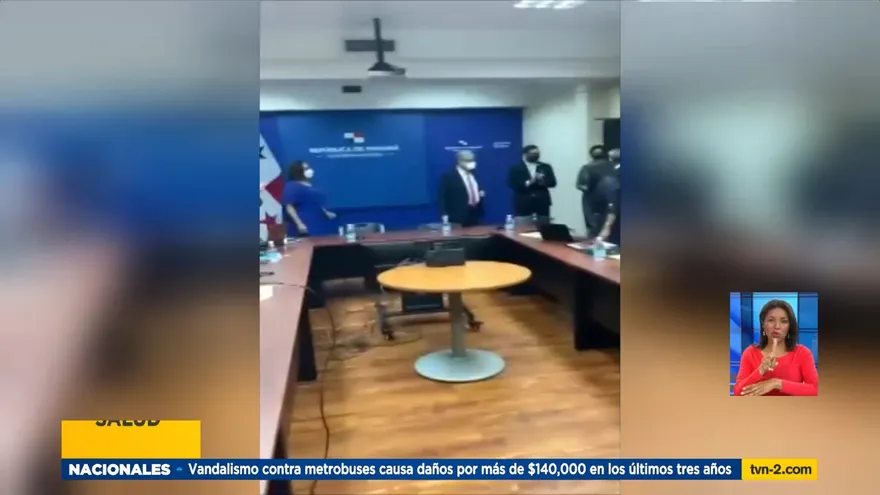 Ministro Sucre participa de una reunión en el Minsa