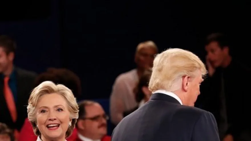 Clinton y Trump, durante el segundo debate presidencial.