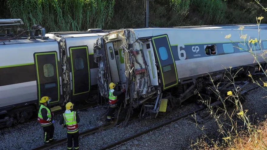 El choque, ocurrido en el municipio de Soure, hizo descarrilar los dos primeros vagones y provocó la muerte de dos trabajadores.