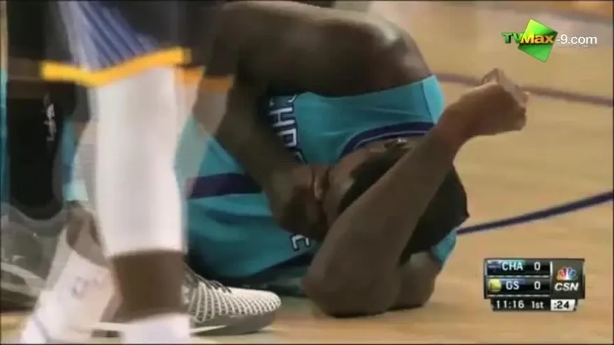 Jugador de la NBA finge falta golpe