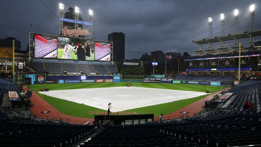 Lona colocada sobre el terreno de juego del Progressive Field de Cleveland