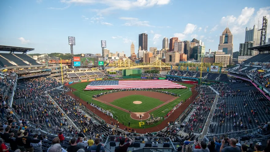Bandera de Estados Unidos desplegada sobre el terreno de juego del PNC Park